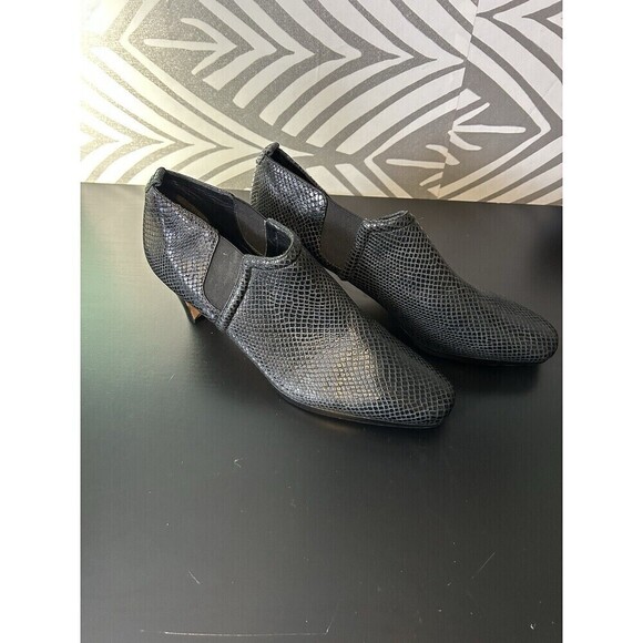 BRIGHTON Women's Trill Black Snakeskin Embellished Heel Booties Size 10 - Picture 3 of 8